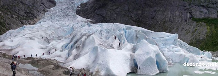 Briksdal Glacier in 2001