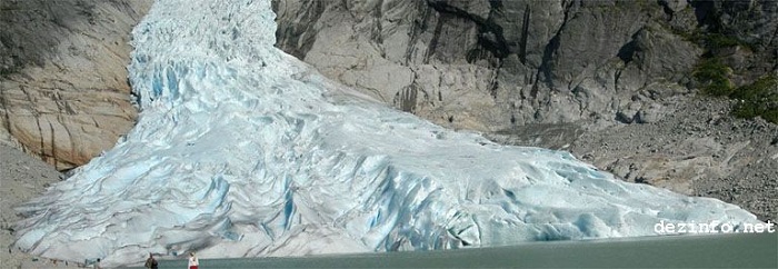 Briksdal Glacier in 2004