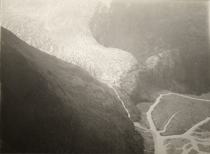 1934 view of wherte the Hole-in-the-Wall Glacier will
          form