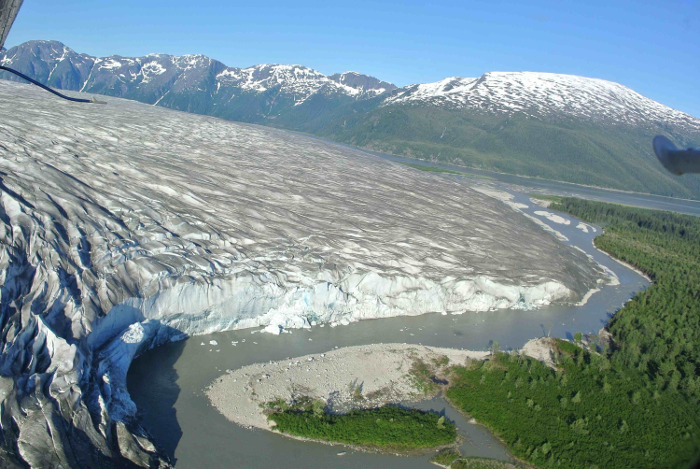 A photographic view of the same scetion of the Taku
          Glacier, but in 2013