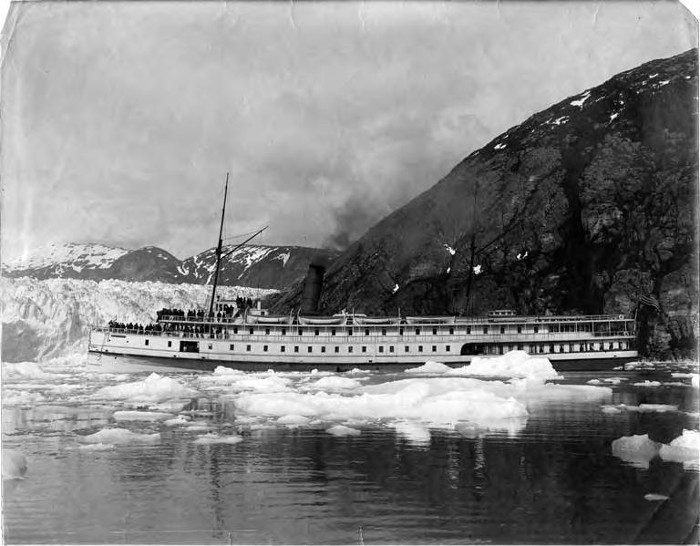 The steamship "Victorian" in front of the Taku
          Glacier in 1900